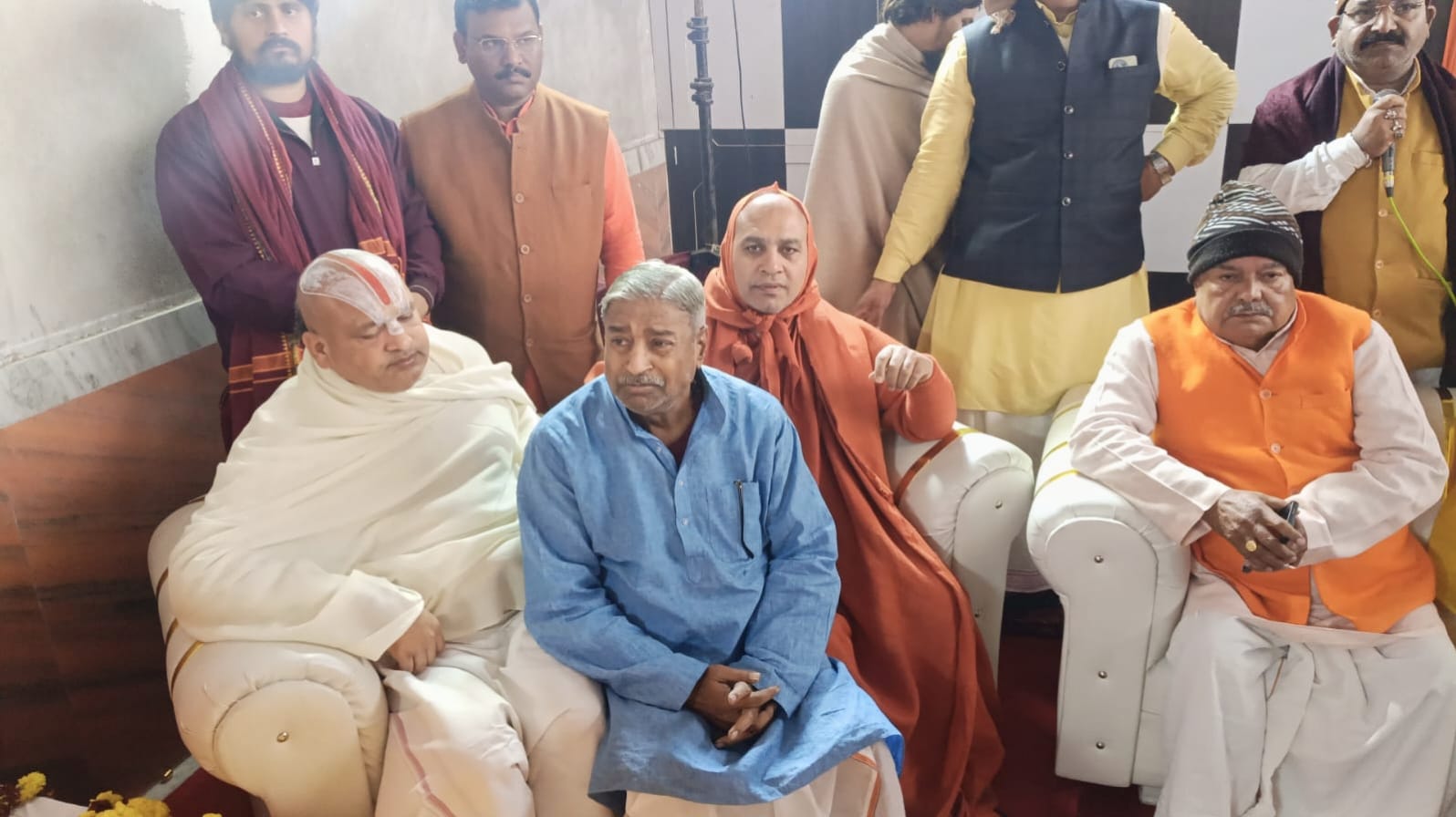 19-अंतिम यात्रा के दौरान मौजूद लोग।-संवाद