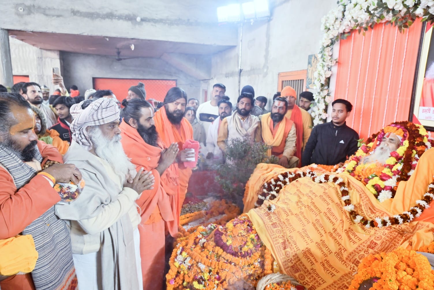 19-अंतिम यात्रा के दौरान मौजूद लोग।-संवाद