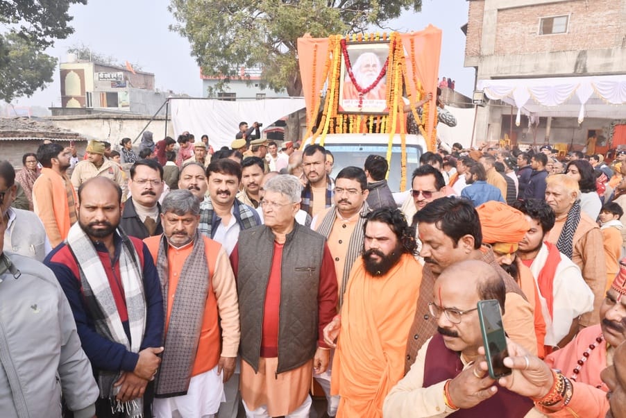 19-अंतिम यात्रा के दौरान मौजूद लोग।-संवाद