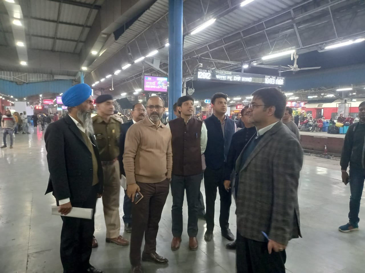 अंबाला कैंट के रेलवे स्टेशन पर शौचालय में कर्मचारी से जवाब लेते विभागीय अधिकारी। संवाद अंबाला कैंट के रेलवे स्टेशन पर शौचालय में कर्मचारी से जवाब लेते विभागीय अधिकारी। संवाद