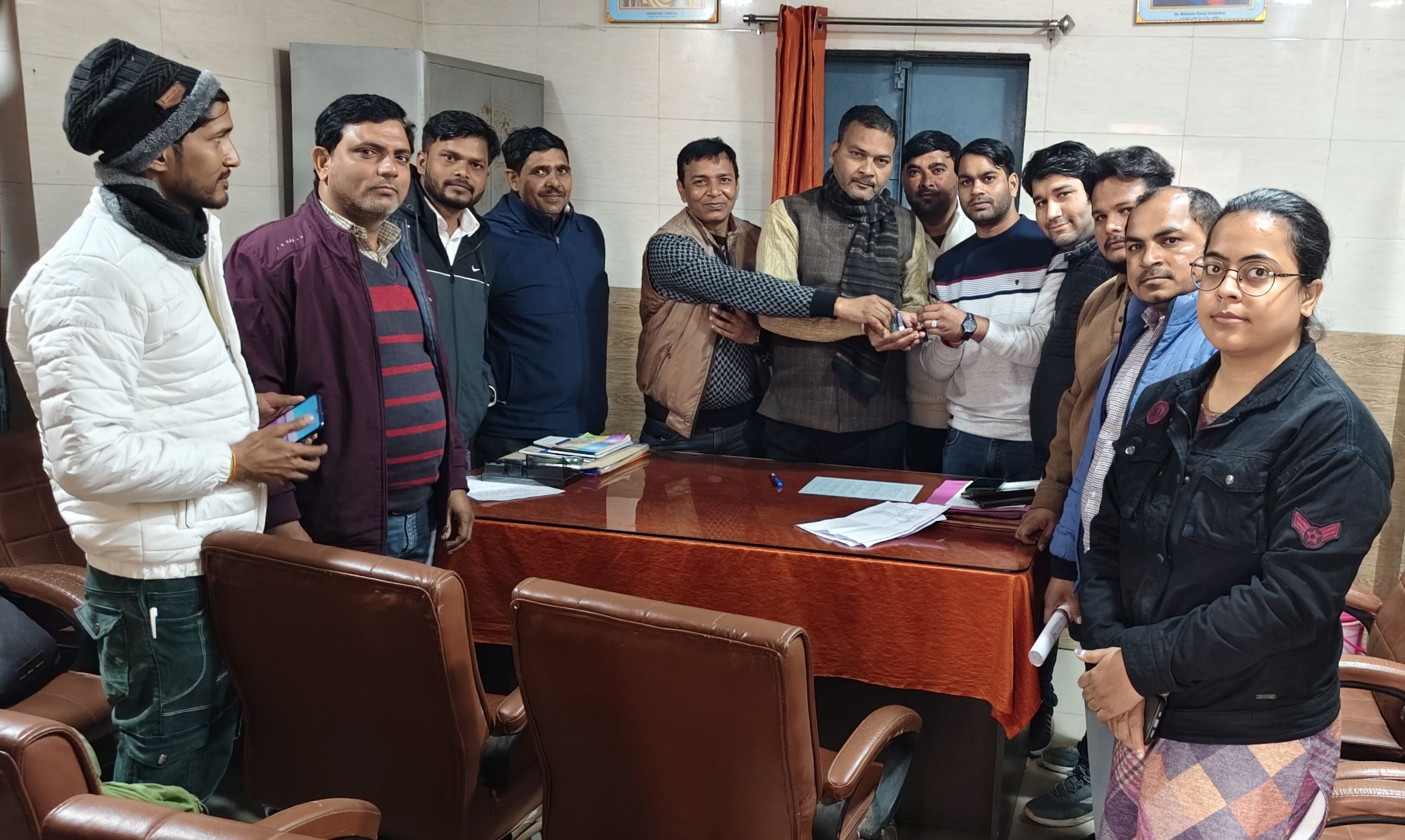 अफजलगढ़ ब्लाॅक कार्यालय पर अपनी मांगों से संबंधित ज्ञापन बीडीओ को सौंपते पंचायत सचिव। स्रोत संग