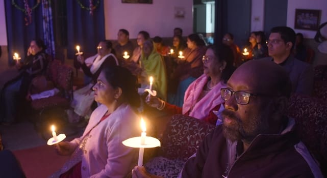 असेंबली ऑफ बिलीवर्स चर्च अलीगंज में सोमवार शाम क्रिसमस माह के कार्यक्रमों की शृंखला में कैंडल ल असेंबली ऑफ बिलीवर्स चर्च अलीगंज में सोमवार शाम क्रिसमस माह के कार्यक्रमों की शृंखला में कैंडल ल