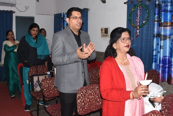 असेंबली ऑफ बिलीवर्स चर्च अलीगंज में सोमवार शाम क्रिसमस माह के कार्यक्रमों की शृंखला में कैंडल ल असेंबली ऑफ बिलीवर्स चर्च अलीगंज में सोमवार शाम क्रिसमस माह के कार्यक्रमों की शृंखला में कैंडल ल