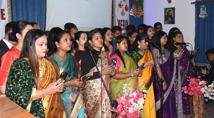 असेंबली ऑफ बिलीवर्स चर्च अलीगंज में सोमवार शाम क्रिसमस माह के कार्यक्रमों की शृंखला में कैंडल ल असेंबली ऑफ बिलीवर्स चर्च अलीगंज में सोमवार शाम क्रिसमस माह के कार्यक्रमों की शृंखला में कैंडल ल