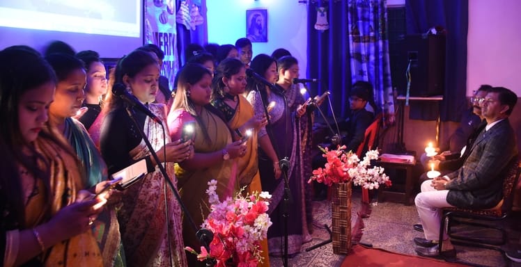 असेंबली ऑफ बिलीवर्स चर्च अलीगंज में सोमवार शाम क्रिसमस माह के कार्यक्रमों की शृंखला में कैंडल ल असेंबली ऑफ बिलीवर्स चर्च अलीगंज में सोमवार शाम क्रिसमस माह के कार्यक्रमों की शृंखला में कैंडल ल