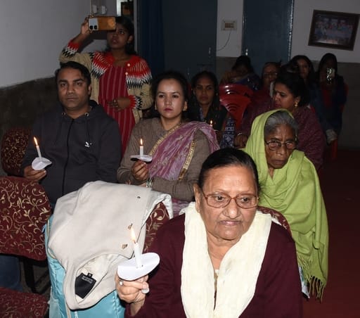 असेंबली ऑफ बिलीवर्स चर्च अलीगंज में सोमवार शाम क्रिसमस माह के कार्यक्रमों की शृंखला में कैंडल ल असेंबली ऑफ बिलीवर्स चर्च अलीगंज में सोमवार शाम क्रिसमस माह के कार्यक्रमों की शृंखला में कैंडल ल