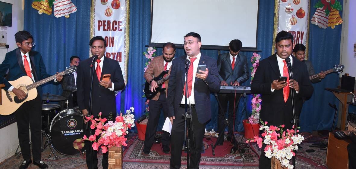 असेंबली ऑफ बिलीवर्स चर्च अलीगंज में सोमवार शाम क्रिसमस माह के कार्यक्रमों की शृंखला में कैंडल ल असेंबली ऑफ बिलीवर्स चर्च अलीगंज में सोमवार शाम क्रिसमस माह के कार्यक्रमों की शृंखला में कैंडल ल
