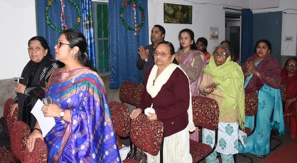 असेंबली ऑफ बिलीवर्स चर्च अलीगंज में सोमवार शाम क्रिसमस माह के कार्यक्रमों की शृंखला में कैंडल ल असेंबली ऑफ बिलीवर्स चर्च अलीगंज में सोमवार शाम क्रिसमस माह के कार्यक्रमों की शृंखला में कैंडल ल