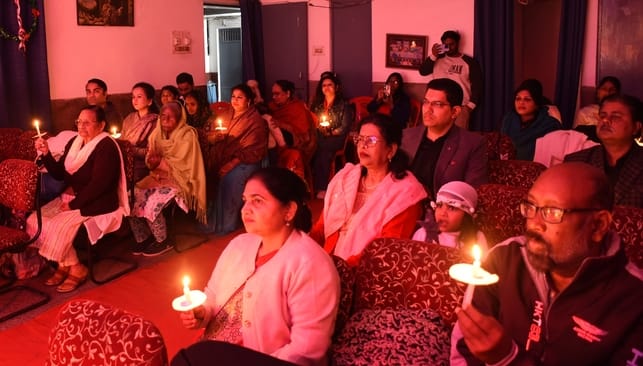 असेंबली ऑफ बिलीवर्स चर्च अलीगंज में सोमवार शाम क्रिसमस माह के कार्यक्रमों की शृंखला में कैंडल ल असेंबली ऑफ बिलीवर्स चर्च अलीगंज में सोमवार शाम क्रिसमस माह के कार्यक्रमों की शृंखला में कैंडल ल