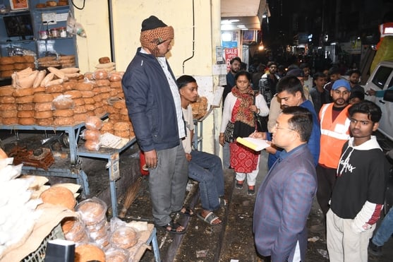 बाजार क्षेत्र में अतिक्रमण के खिलाफ चलाए गए अभियान के दौरान दुकान के आगे ठेला फड़ लगवाने वाले द