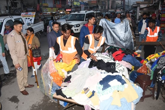 बाजार क्षेत्र में अतिक्रमण के खिलाफ चलाए गए अभियान के दौरान दुकान के आगे ठेला फड़ लगवाने वाले द