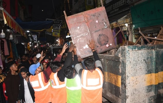 बाजार क्षेत्र में अतिक्रमण के खिलाफ चलाए गए अभियान के दौरान दुकान के आगे ठेला फड़ लगवाने वाले द