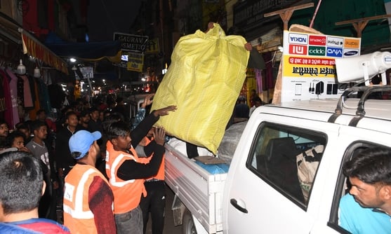 बाजार क्षेत्र में अतिक्रमण के खिलाफ चलाए गए अभियान के दौरान दुकान के आगे ठेला फड़ लगवाने वाले द