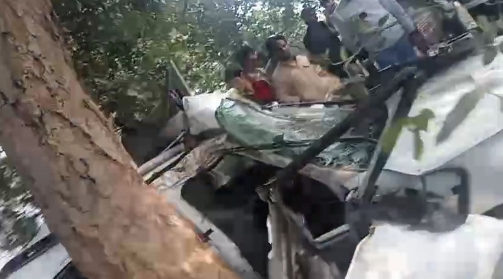 बिसौली राजकीय कन्या इंटर कॉलेज में अपराजिता में बालिकाओं से चर्चा करतीं मुख्य अतिथि। संवाद