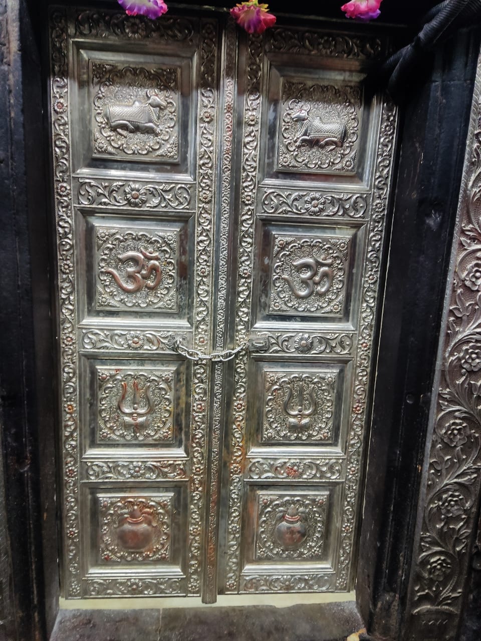 चांदी द्वार लगाया