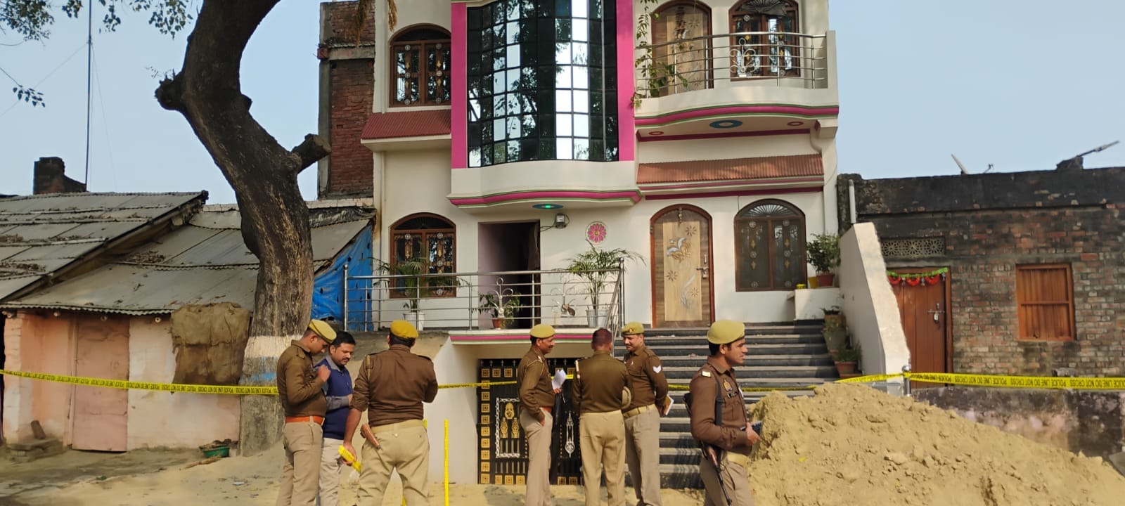 डबल मर्डरः हत्यारोपी अम्बेश। परिजन