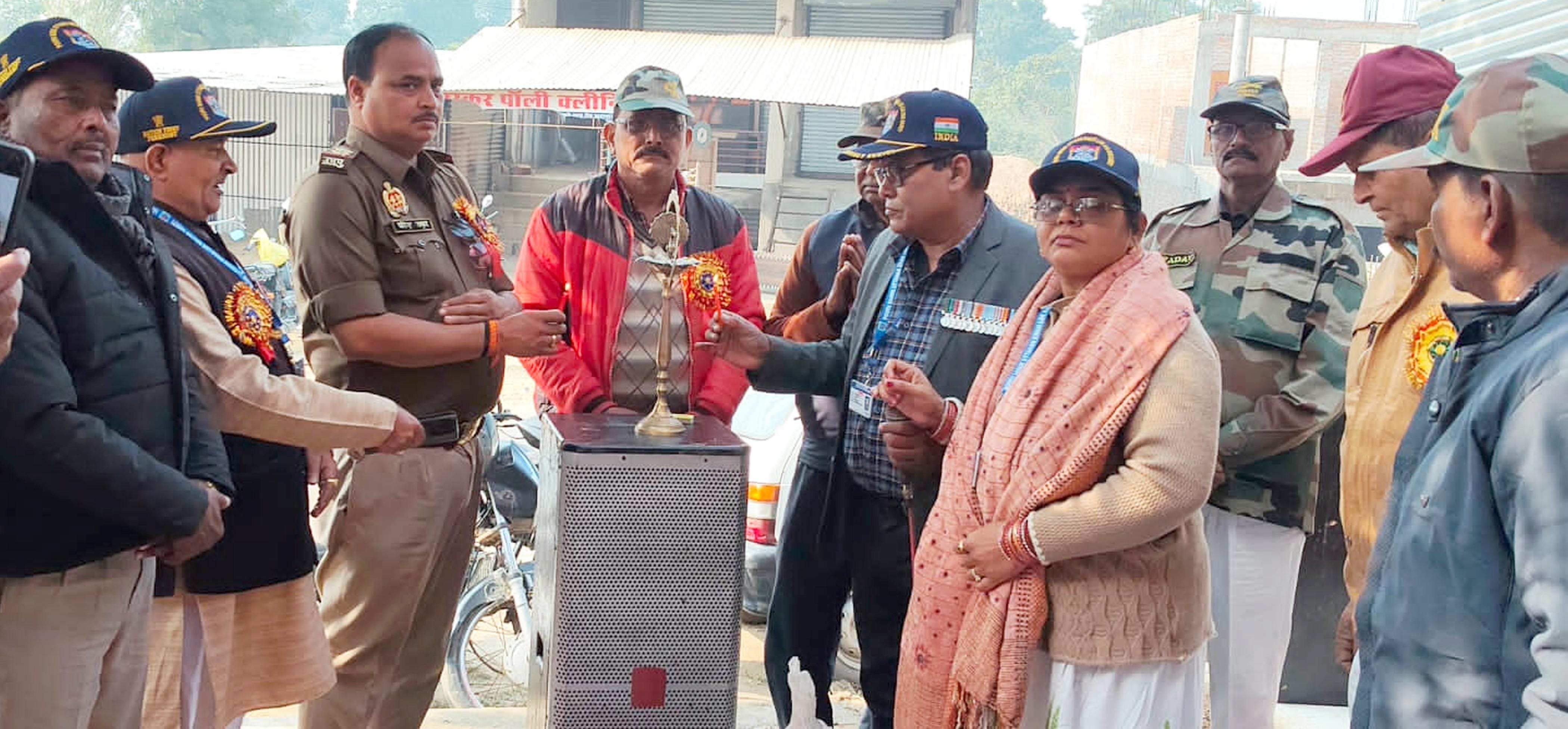 फोटो-03-दीप प्रज्वलित कर कार्यक्रम का शुभारंभ करते पूर्व सैनिक। संवाद