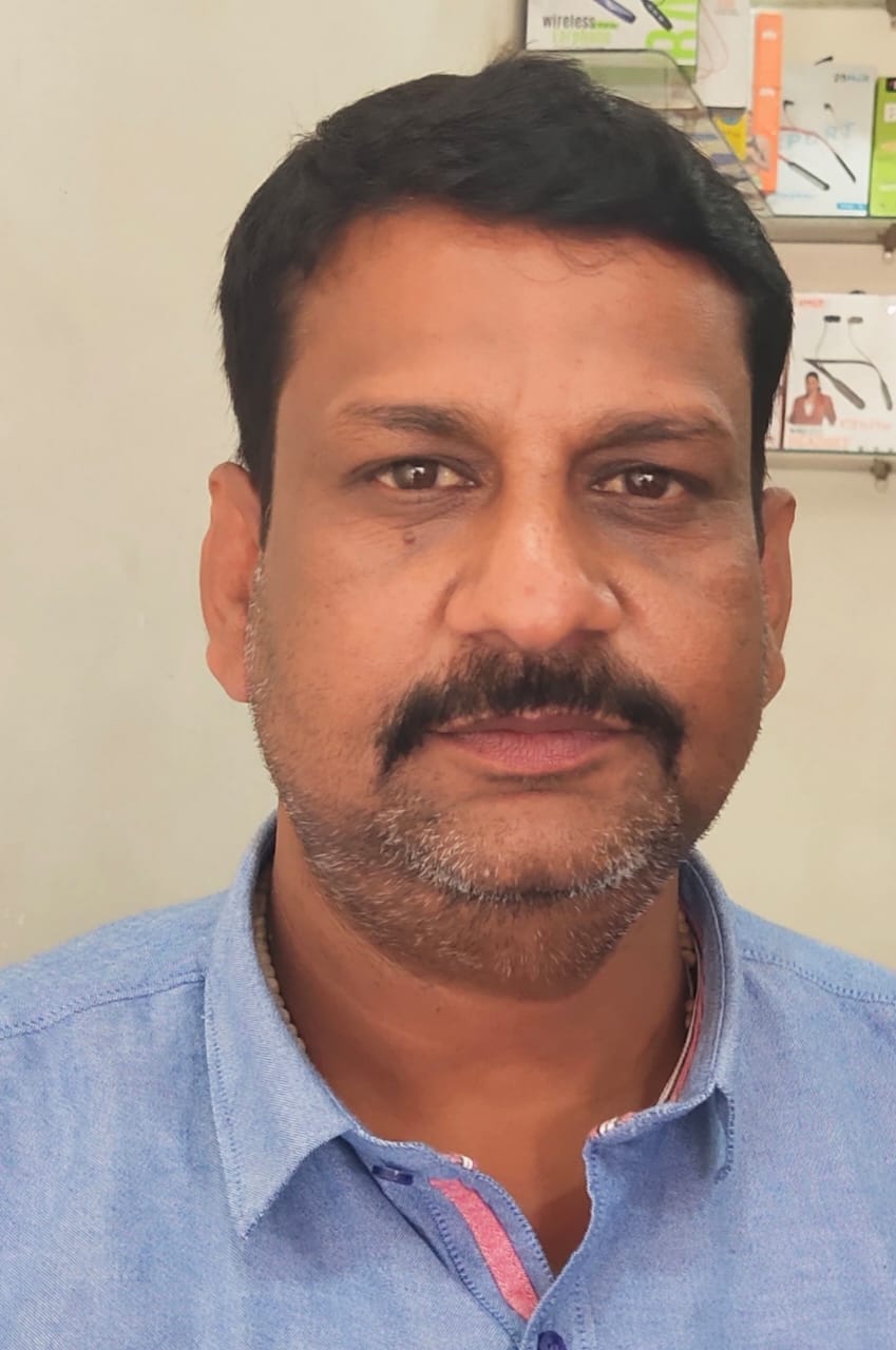 फोटो - 08 खेत में हरी मटर तोड़ते मजदूर। संवाद