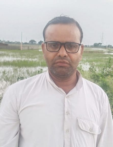 फोटो - 08 खेत में हरी मटर तोड़ते मजदूर। संवाद