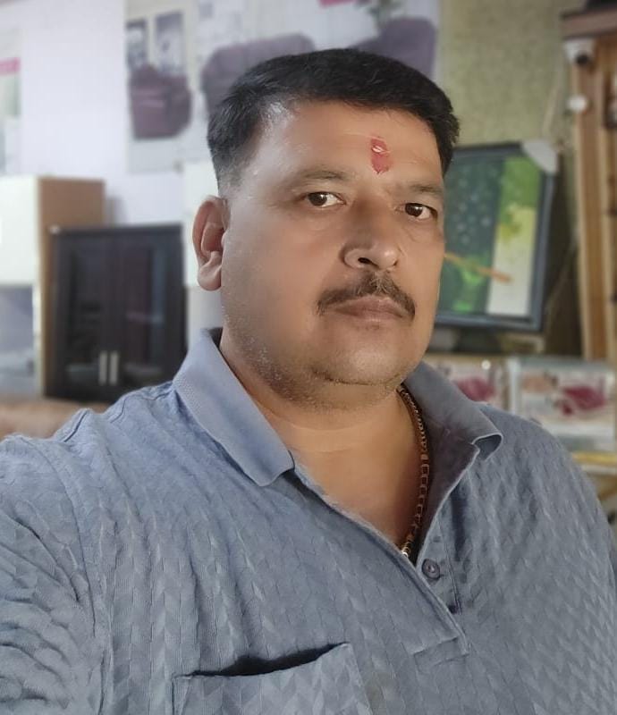 फोटो - 08 खेत में हरी मटर तोड़ते मजदूर। संवाद