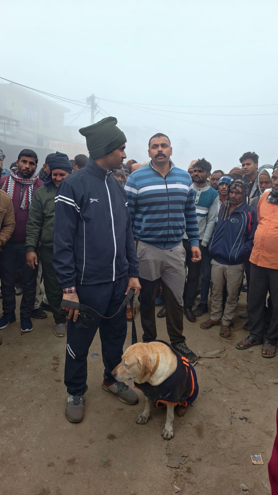 फोटो 1 सराफा की दुकानों में चोरी की घटना के बाद जांच करने पहुंचे सीओ कुरावली। संवाद
