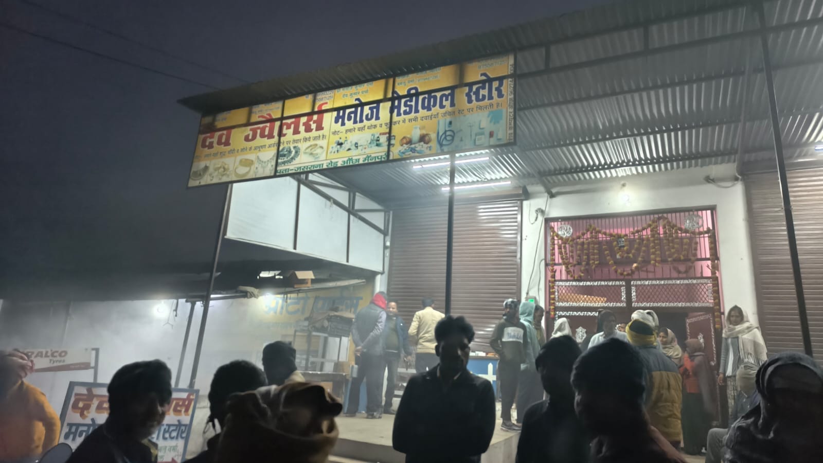 फोटो 1 सराफा की दुकानों में चोरी की घटना के बाद जांच करने पहुंचे सीओ कुरावली। संवाद