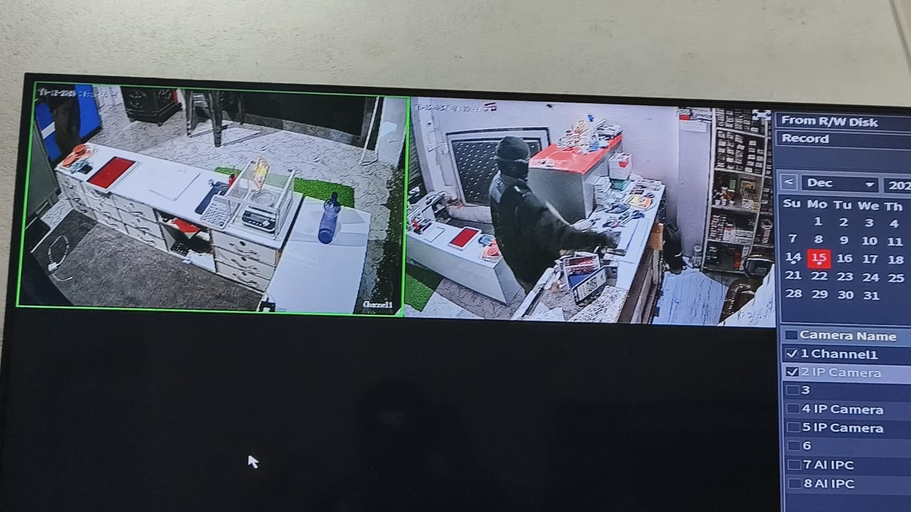 फोटो 1 सराफा की दुकानों में चोरी की घटना के बाद जांच करने पहुंचे सीओ कुरावली। संवाद