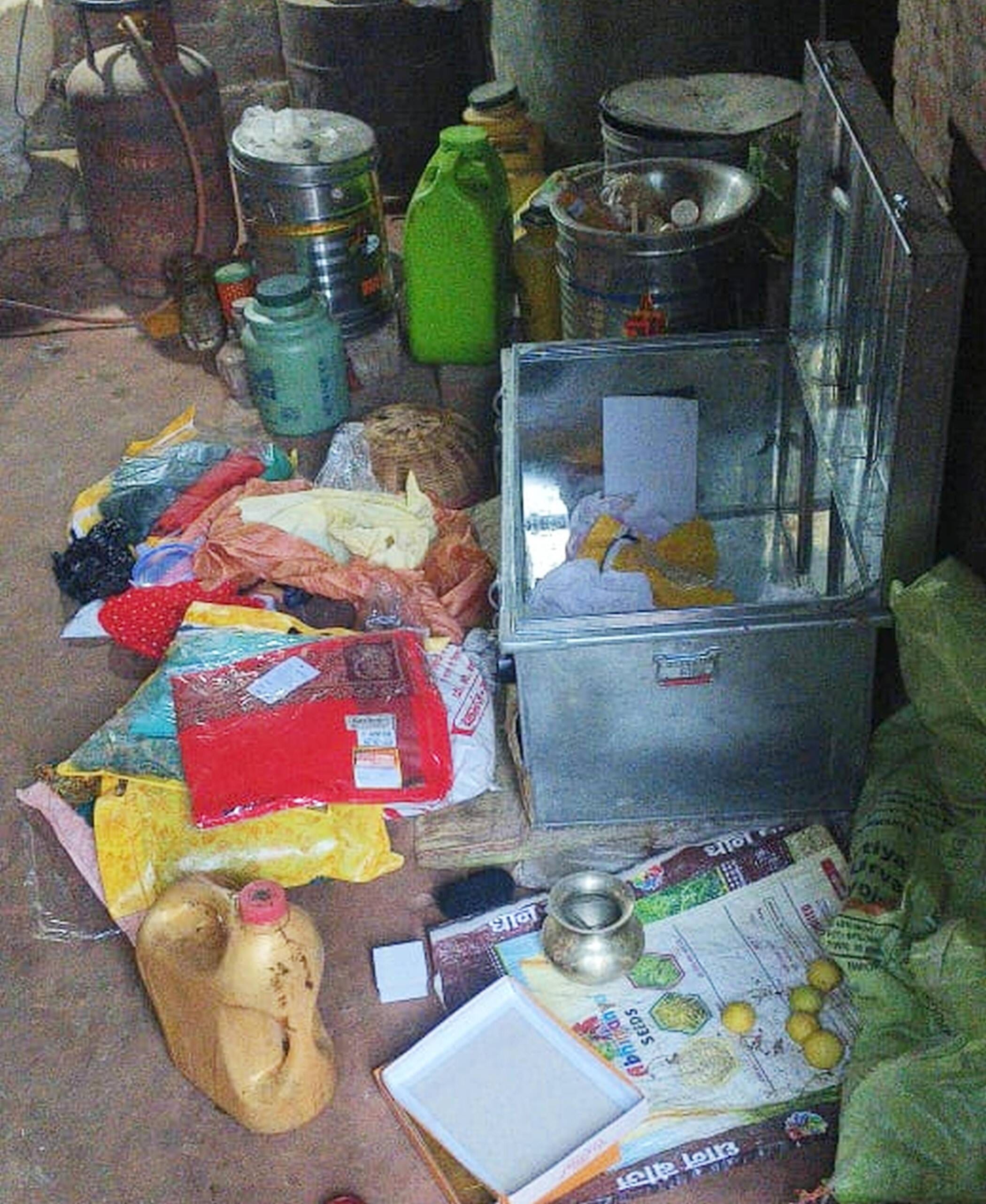 फोटो-14-कमरे में बक्से का बिखरा पड़ा सामान। संवाद फोटो-14-कमरे में बक्से का बिखरा पड़ा सामान। संवाद