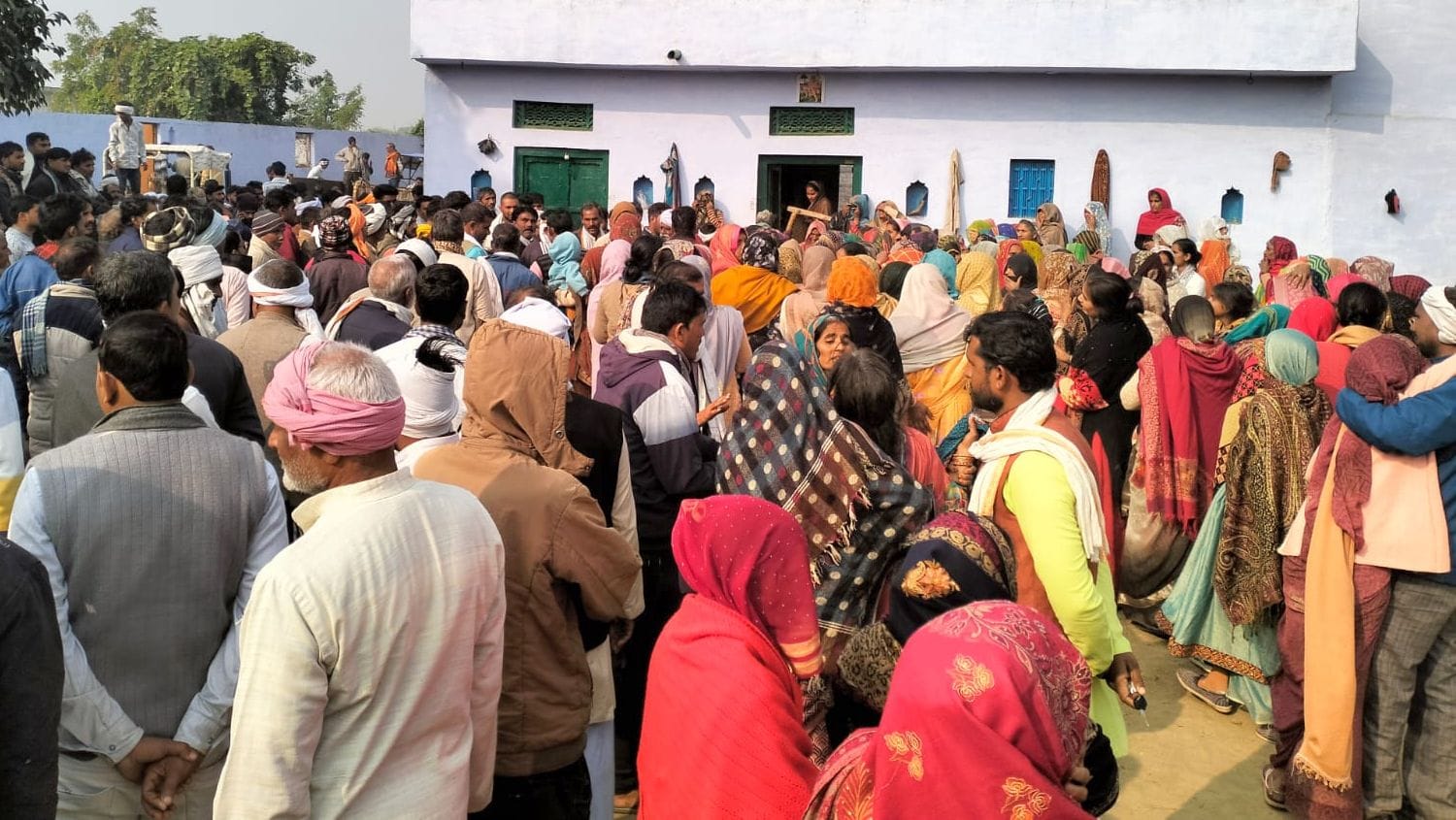 फोटो 15 एमएएचपी 12 परिचय-ग्योड़ी गांव में एक साथ चार अर्थियां उठने पर गमगीन माहौल में शामिल हु