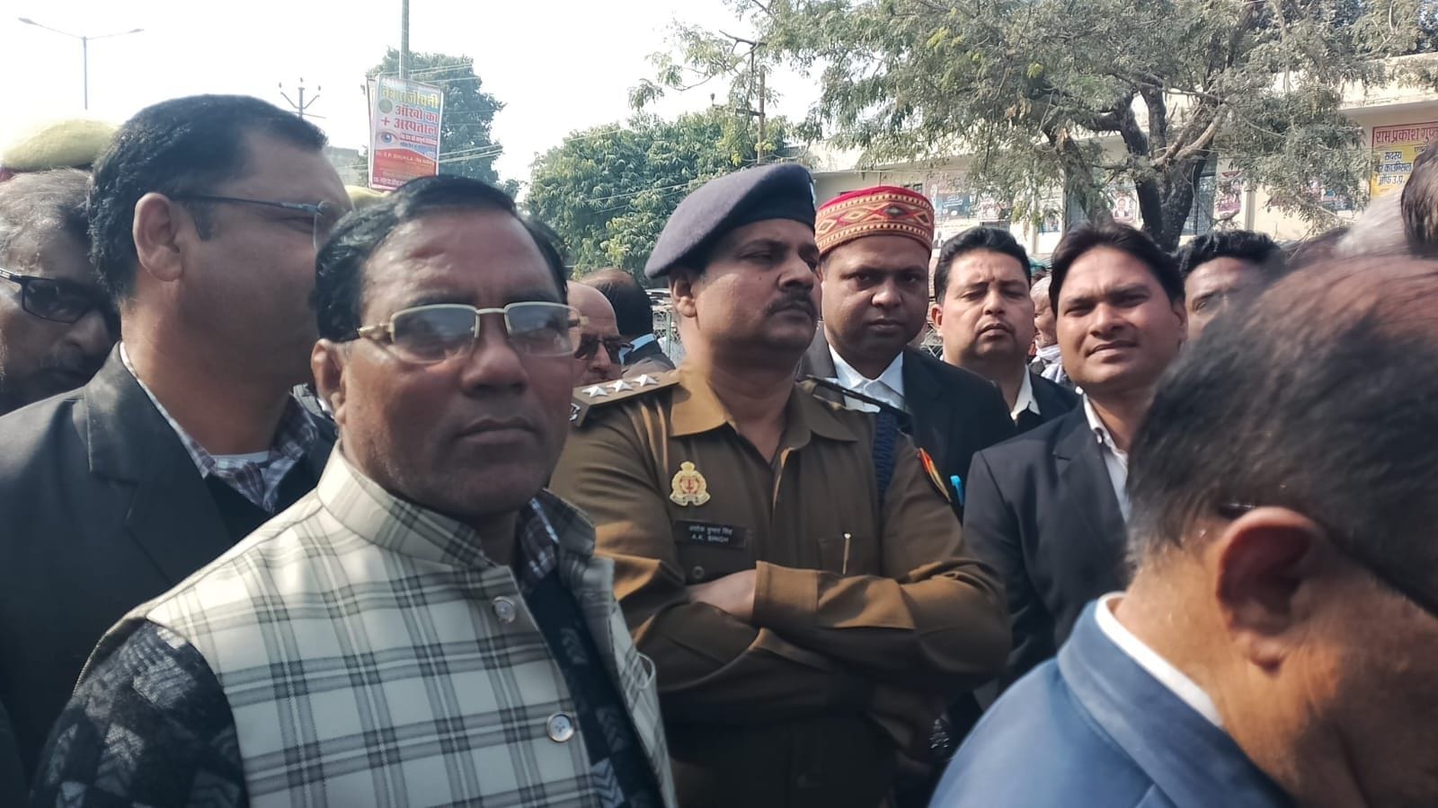 फोटो-16-फफूंद रोड स्थित कचहरी के सामने लगी अधिवक्ताओं की भीड़। स्रोत वकील फोटो-16-फफूंद रोड स्थित कचहरी के सामने लगी अधिवक्ताओं की भीड़। स्रोत वकील