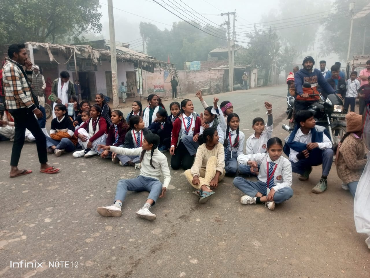 फोटो 2: जाम में छात्राओ व अभिभवकों को आश्वासन देते सीओ अनिल कुमार सिंह