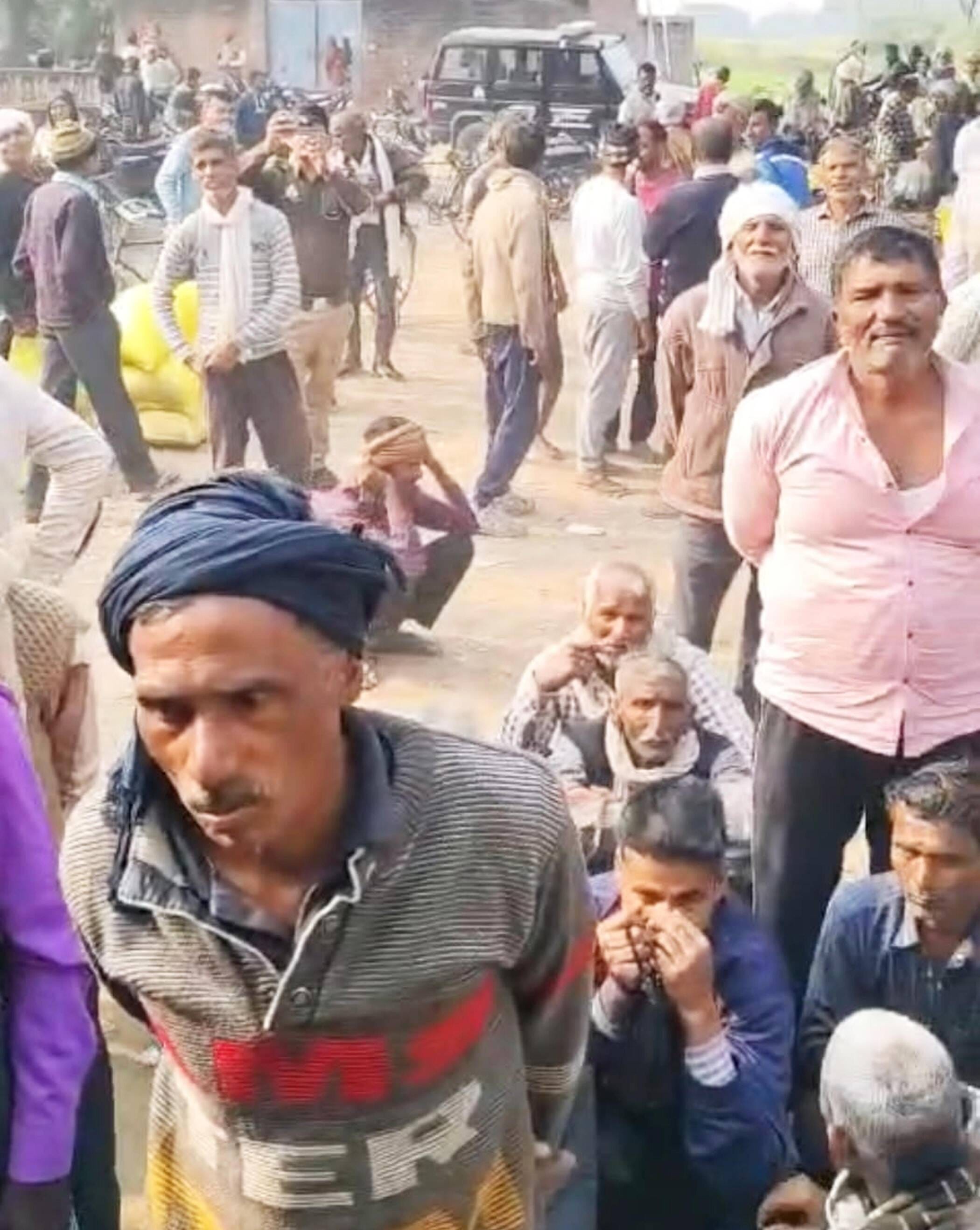 फोटो-22-समिति के बाहर किसानों की भीड़। संवाद
