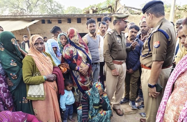 फोटो-24-छात्रा के घर के बाहर मौजूद पुलिस और ग्रामीण। संवाद