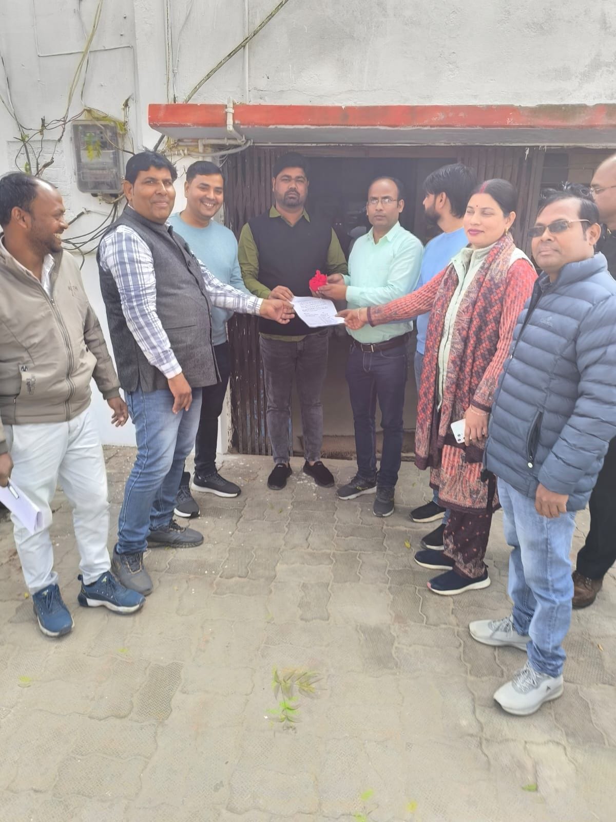 फोटो-25-भाग्यनगर में एडीओ पंचायत को डोंगल और मांगपत्र देते पंचायत सचिव। संवाद