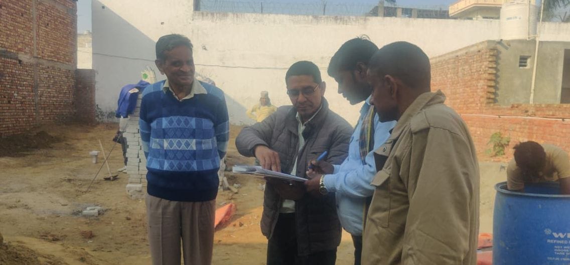 फोटो 25: सोनीपत के गोहाना रोड बाइपास पर इंडियन कॉलाेनी में खुले में पड़ी निर्माण सामग्री। संवाद