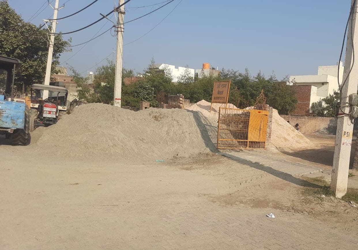 फोटो 25: सोनीपत के गोहाना रोड बाइपास पर इंडियन कॉलाेनी में खुले में पड़ी निर्माण सामग्री। संवाद