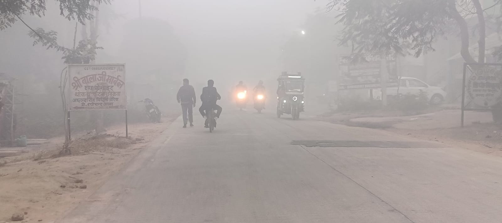 फोटो-27-बेला-कानपुर रोड पर बरकसी मोड़ के पास कोहरे के कारण धीमी गति से निकलते वाहन। संवाद