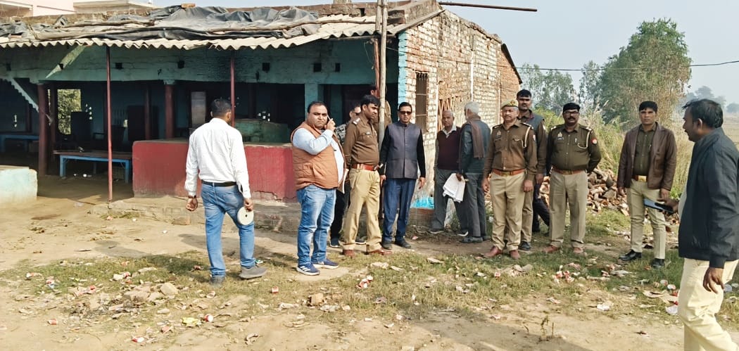 फोटो-30-पार्थ ढाबा की जांच करती टीम। संवाद फोटो-30-पार्थ ढाबा की जांच करती टीम। संवाद
