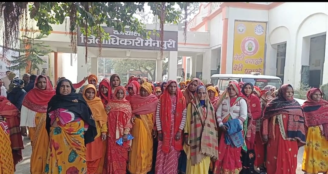 फोटो 49 डीएम कार्यालय पर प्रदर्शन करती महिलाएं फोटो 49 डीएम कार्यालय पर प्रदर्शन करती महिलाएं