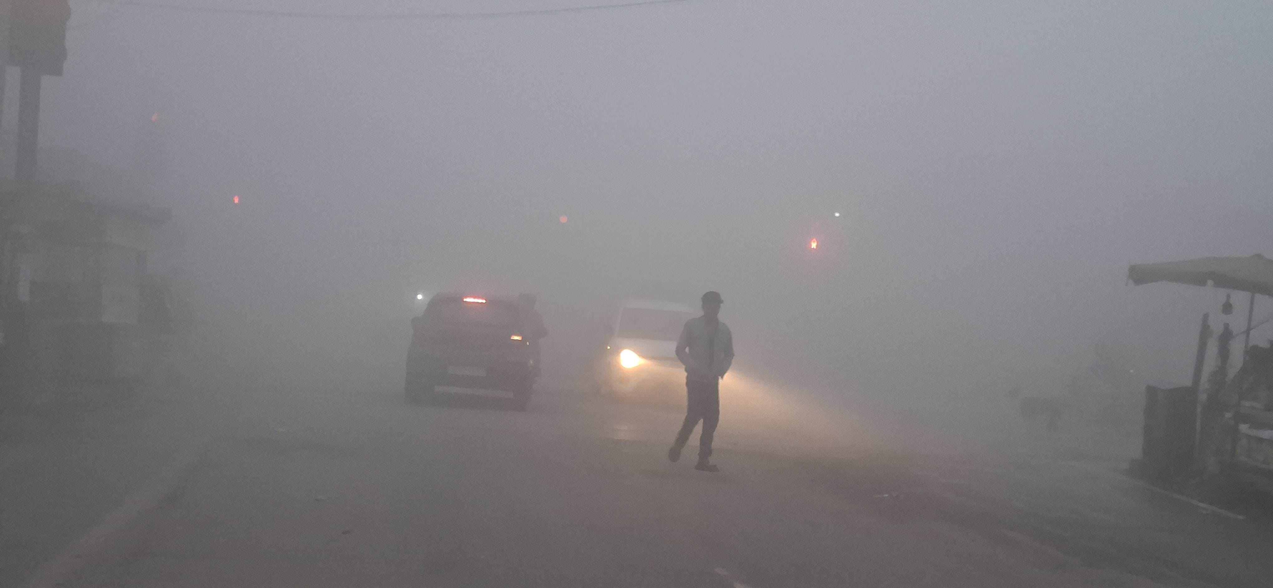 -फोटो 58 : रेलवे स्टेशन पर ट्रेनों का इंतजार करते यात्री। संवाद -फोटो 58 : रेलवे स्टेशन पर ट्रेनों का इंतजार करते यात्री। संवाद