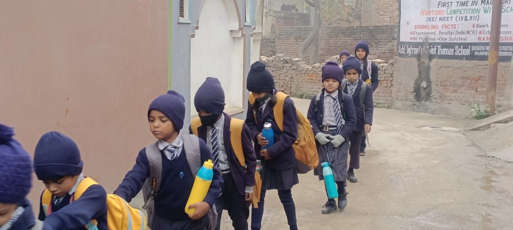 फोटो 8 मंगलवार को मैनपुरी रेलवे स्टेशन पर ट्रेन का इंतजार करते यात्री। संवाद फोटो 8 मंगलवार को मैनपुरी रेलवे स्टेशन पर ट्रेन का इंतजार करते यात्री। संवाद