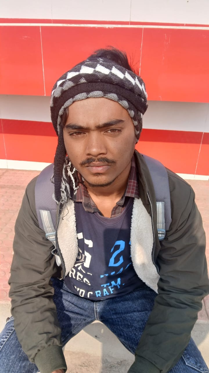 फोटो 8 मंगलवार को मैनपुरी रेलवे स्टेशन पर ट्रेन का इंतजार करते यात्री। संवाद फोटो 8 मंगलवार को मैनपुरी रेलवे स्टेशन पर ट्रेन का इंतजार करते यात्री। संवाद