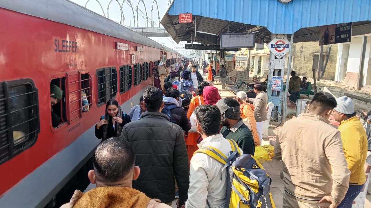 फोटो 8 मंगलवार को मैनपुरी रेलवे स्टेशन पर ट्रेन का इंतजार करते यात्री। संवाद फोटो 8 मंगलवार को मैनपुरी रेलवे स्टेशन पर ट्रेन का इंतजार करते यात्री। संवाद