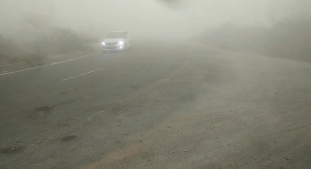 घने कोहरे से घिरा देवी रोड बाईपास