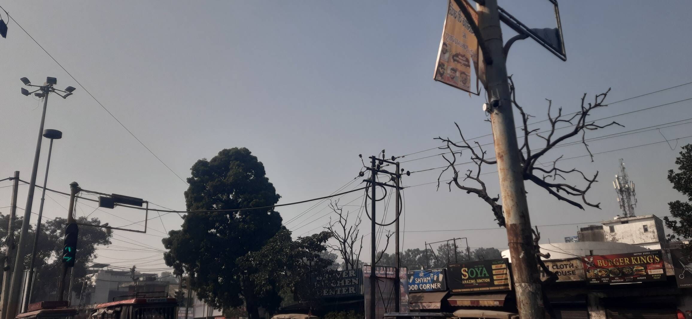 ईएसआई हॉस्पिटल के बाहर लगा अवैध होर्डिंग। संवाद ईएसआई हॉस्पिटल के बाहर लगा अवैध होर्डिंग। संवाद