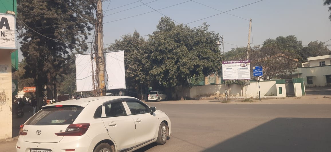 ईएसआई हॉस्पिटल के बाहर लगा अवैध होर्डिंग। संवाद ईएसआई हॉस्पिटल के बाहर लगा अवैध होर्डिंग। संवाद