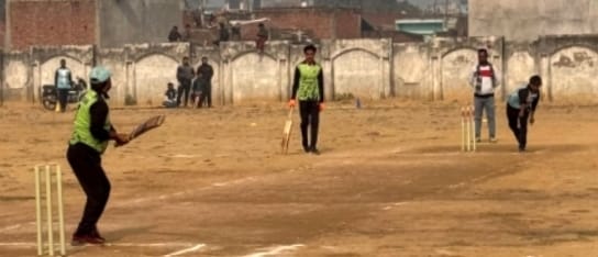 जीएफ कॉलेज मैदान में चल रहे क्रिकेट टूर्नामेंट में शॉट लगाते हुए खिलाड़ी। स्रोत: संस्था जीएफ कॉलेज मैदान में चल रहे क्रिकेट टूर्नामेंट में शॉट लगाते हुए खिलाड़ी। स्रोत: संस्था