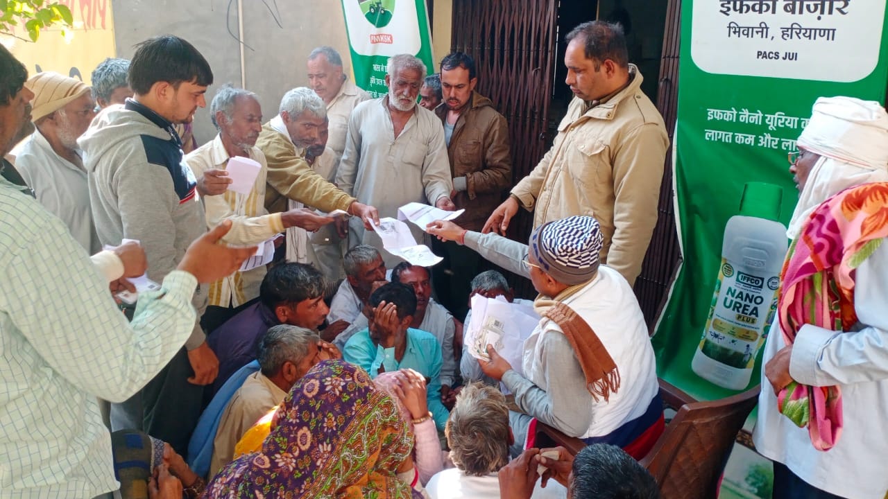 जूई पैक्स पर खाद को लेकर लगीं किसानों की लाइनें। संवाद