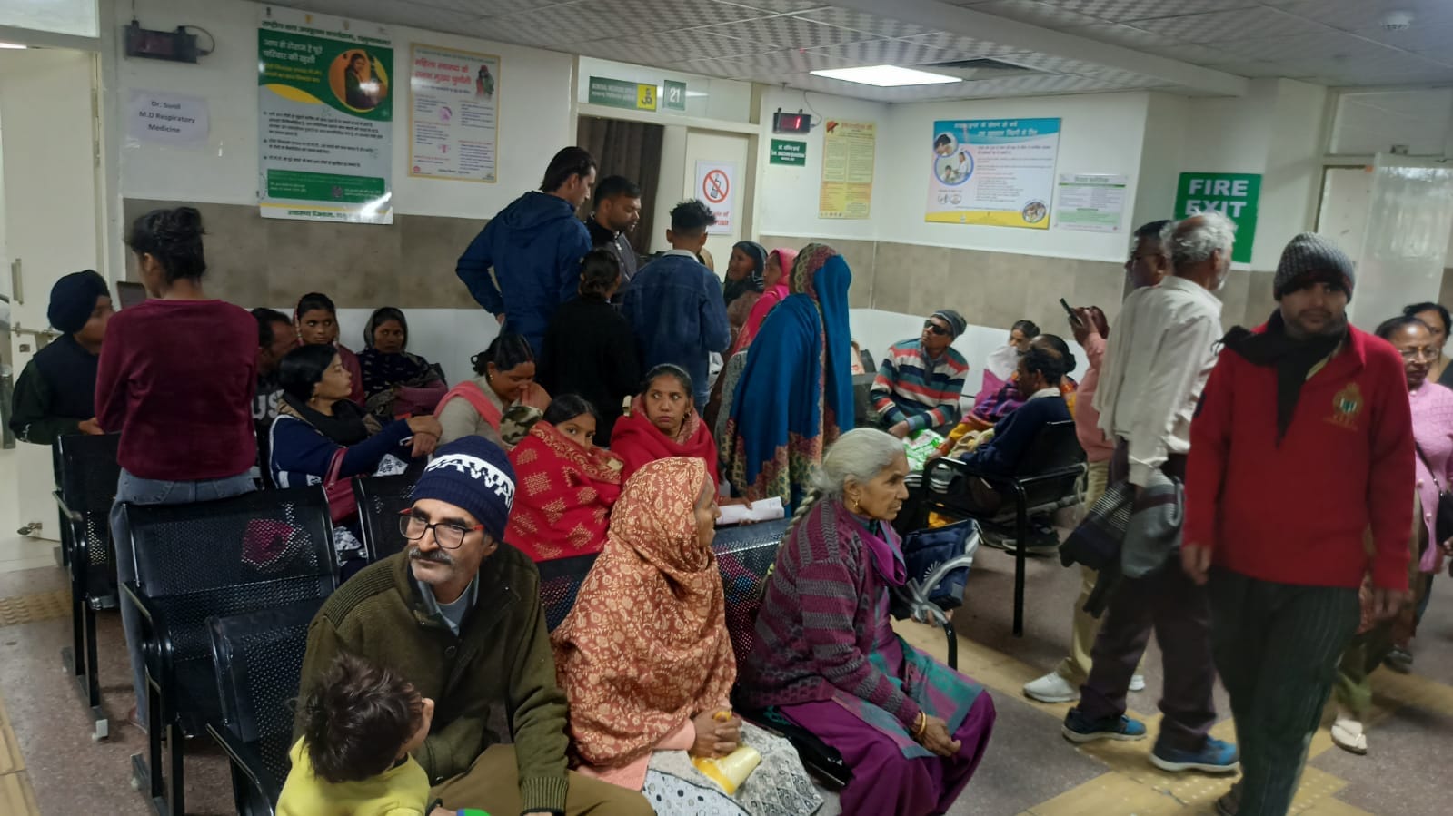 जिला अस्पताल में मनोचिकित्सक के केबिन के बाहर लगी लोगों की भीड़। संवाद
