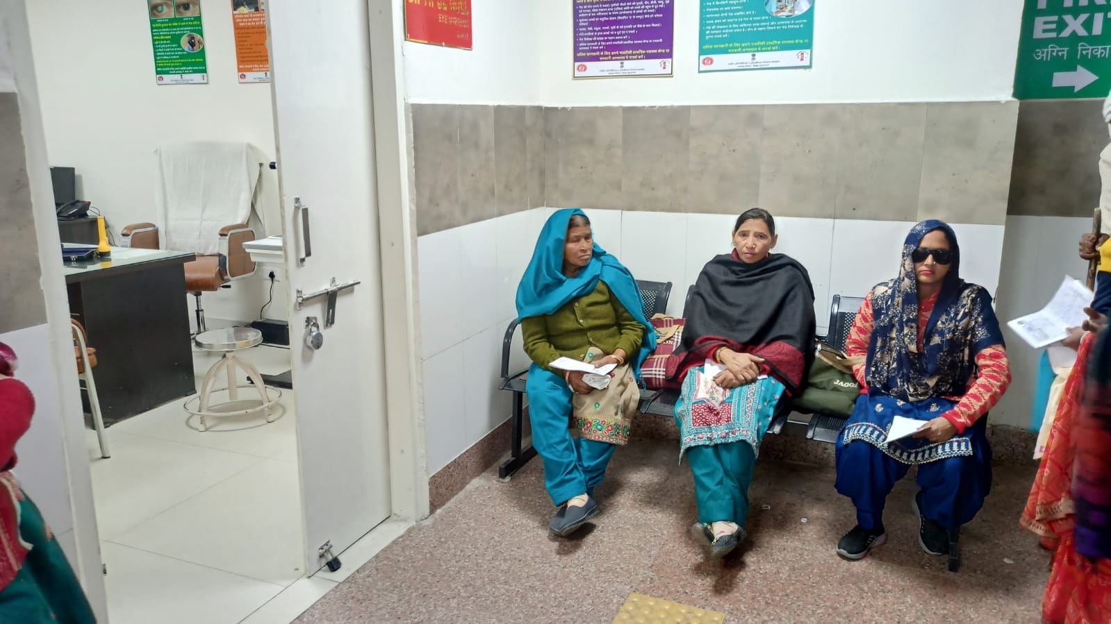 जिला अस्पताल में मनोचिकित्सक के केबिन के बाहर लगी लोगों की भीड़। संवाद